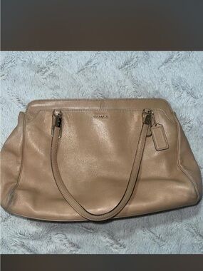 Coach Pebble Leather Shoulder carry all in Beige
